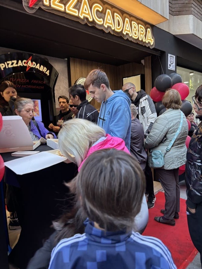 Inauguración y regalo de pizzas a los primeros 100 asistentes. 