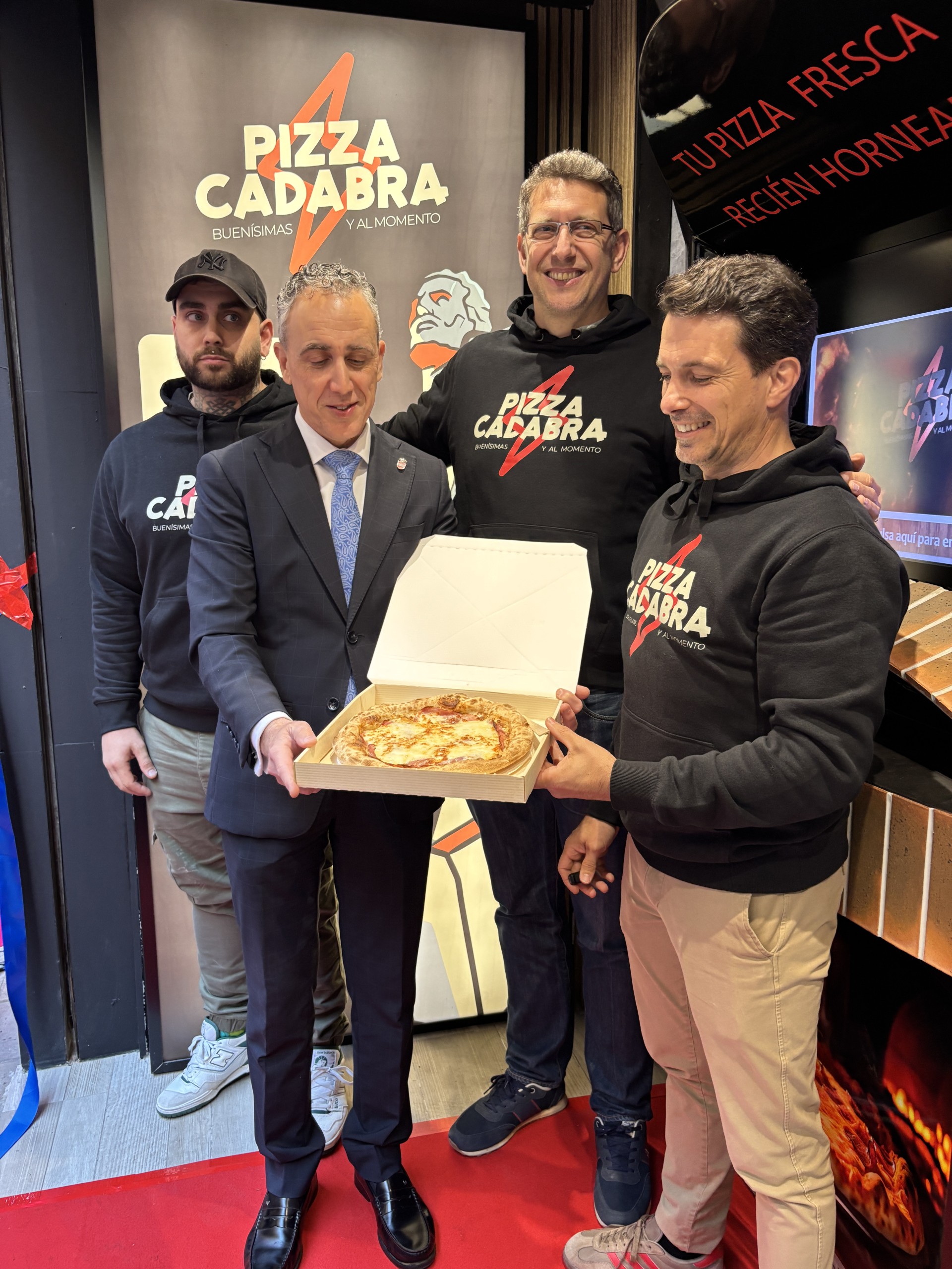 El equipo de Pizzacadabra con el alcalde de Puertollano, Miguel Angel Ruiz. 